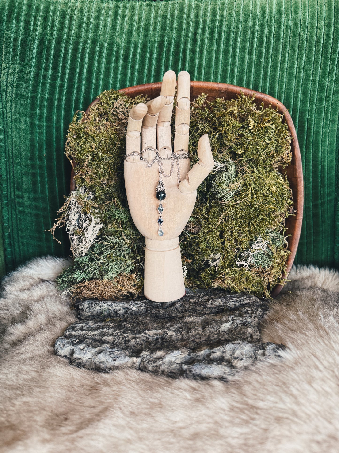 Gracious Entry / Single Earring